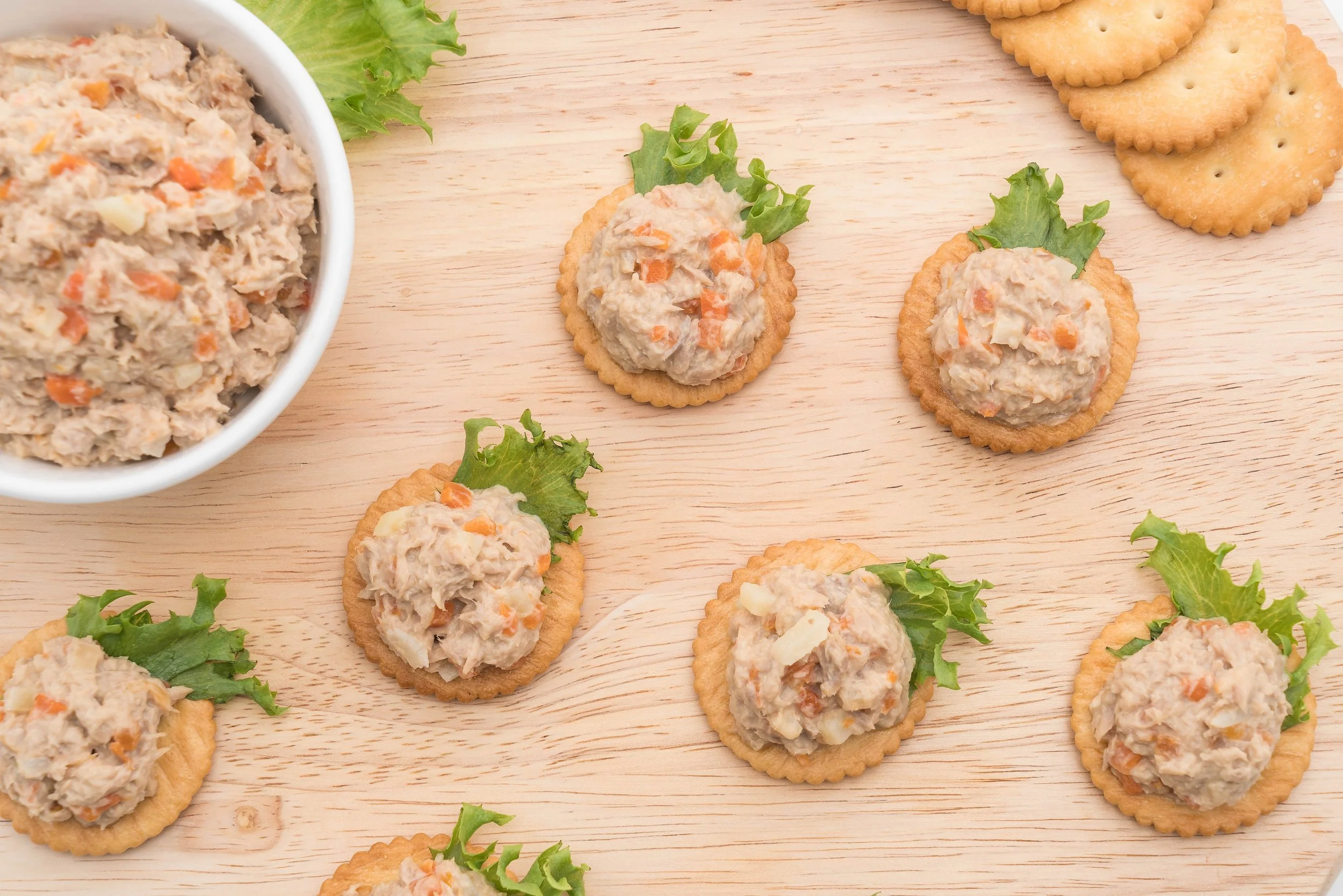 Tuna salad with wholegrain crackers