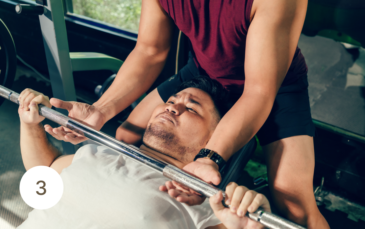 personal trainer customizing workout for client