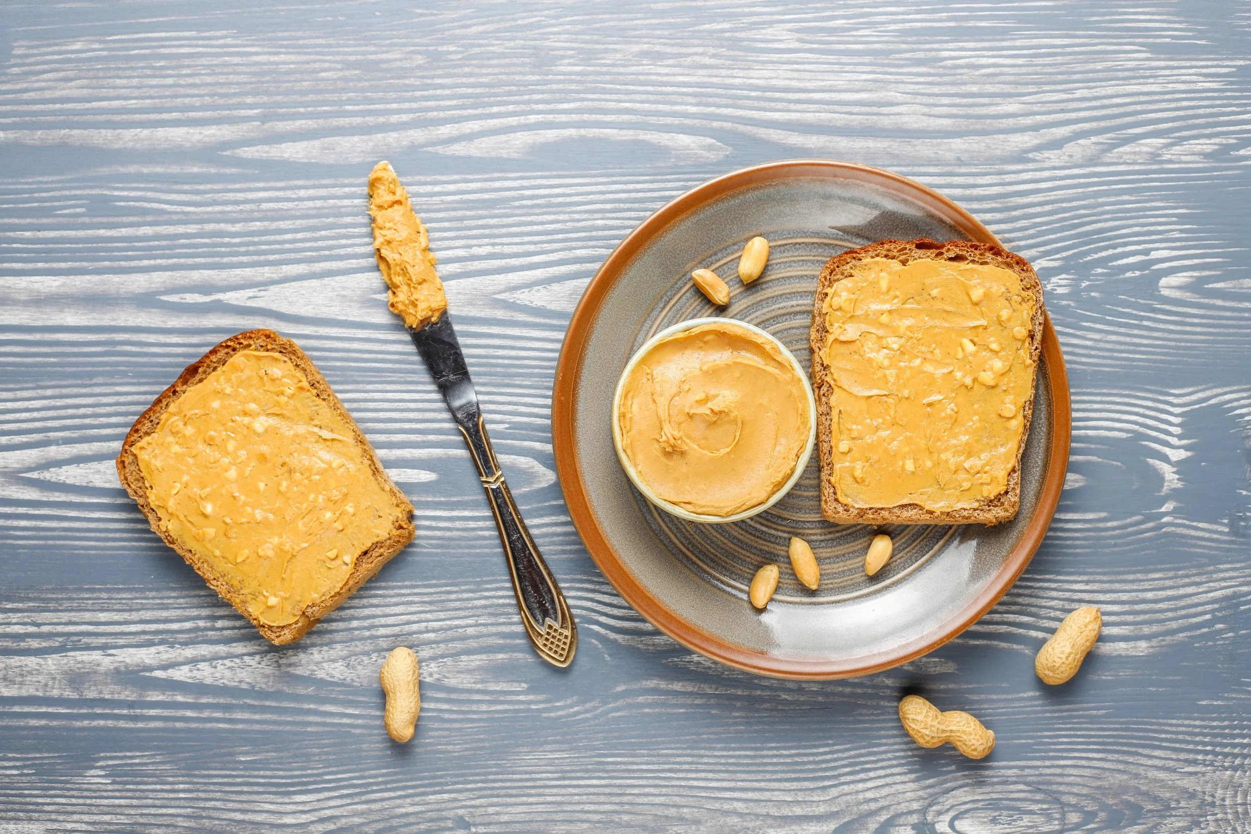 Wholemeal bread with unsweetened peanut butter